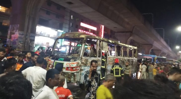 রাজধানীর মিরপুরে চলন্ত বাসে আগুন